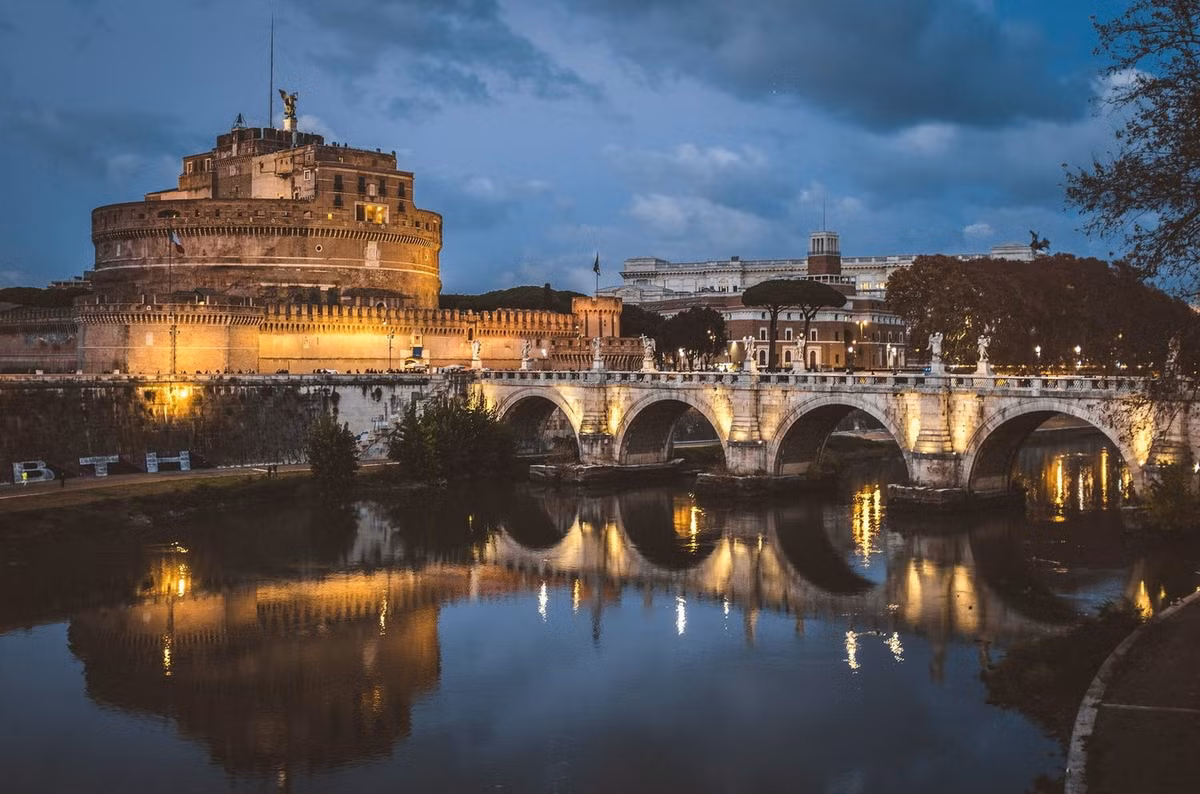 Tọa lạc bên bờ sông Tiber ở thành phố Roma, Italia, lăng mộ hoàng đế Hadrian, thường gọi là Castel Sant’Angelo, là lăng mộ lớn và nổi tiếng nhất của thời La Mã còn tồn tại đến ngày nay. Ảnh: Ulysses Travel.