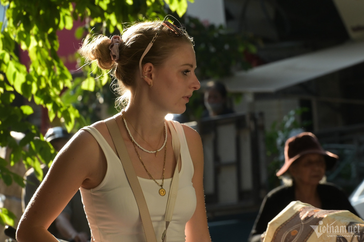 "Thời tiết tuyệt đẹp để đi ra ngoài. Tôi ở Việt Nam khá lâu thấy điều đặc biệt trong mỗi kỳ nghỉ lễ mọi nhà đều treo cờ Tổ quốc trước cửa. Tôi cảm nhận được con người nơi đây rất tự hào, điều đó khiến tôi cũng thấy vui vẻ", Jessica (du khách đến từ Thụy Điển) nói.