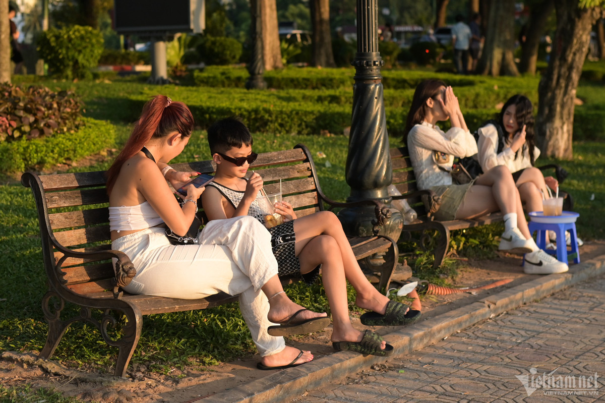 Nhịp sống của Thủ đô chậm lại. Hơi thở cuộc sống, những nét sinh hoạt hàng ngày cũng được cảm nhận rõ rệt hơn. Thời tiết mát mẻ còn phù hợp cho việc đi dạo, hóng gió, ngồi cà phê... nhân dịp này.