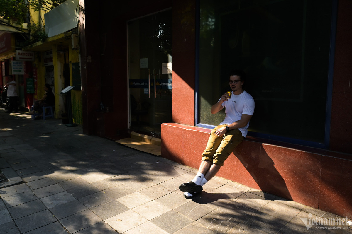 Đi bộ hóng nắng, William (du khách đến từ Anh) cảm thấy thích thú với không khí Thủ đô nhân dịp này. "Vài ngày trước đường phố còn đông đúc nhưng từ chiều hôm nay tôi thấy mọi thứ khác biệt hẳn. Hà Nội luôn là một điểm đến yên bình. Tôi thích thời tiết dễ chịu này và khi không còn quá đông người, tôi cảm nhận được rõ hơn về nhịp sống ở đây", nam du khách nói.