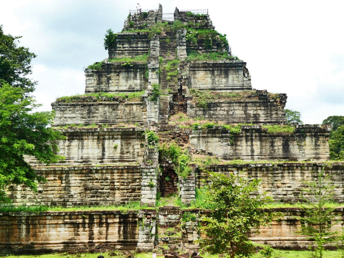 Để lên các tầng của kim tự tháp, người ta phải trèo qua những bậc tam cấp nhỏ dốc đứng. Những chiến binh kiên cường, dẻo dai đã thách thức nhau chinh phục đỉnh tháp trong thời gian ngắn nhất. Ảnh: Mai and Chris Travel.