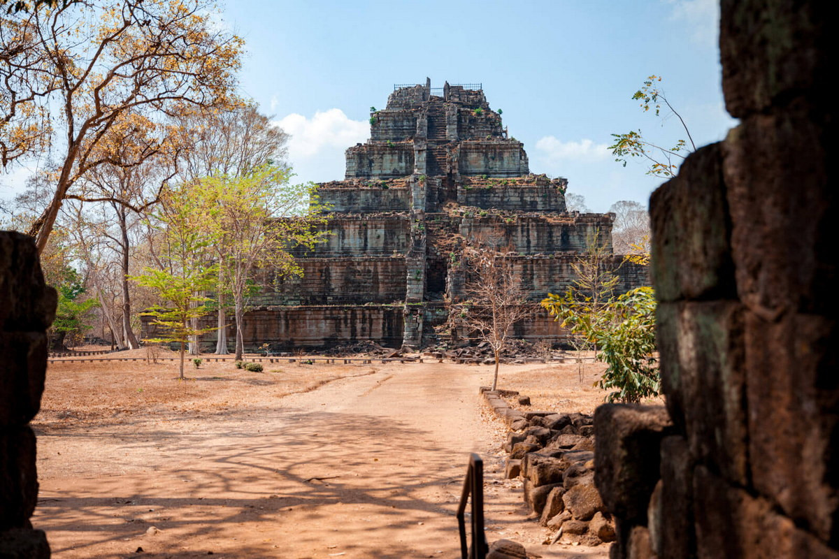 Cùng với hơn 50 đền tháp lộng lẫy khác, kim tự tháp Koh Ker đã biến mất khỏi lịch sử Campuchia trong 1.059 năm, cho tới khi được phát hiện trở lại vào năm 2003. Ảnh: Angkor TK.