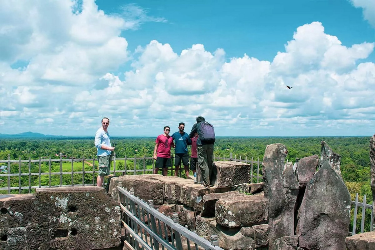 Từ trên đỉnh "kim tự tháp Khmer" có thể phóng tầm mắt bao quát một vùng đất rộng lớn với những dãy núi Prasat Preah Vihear, núi Kulen hùng vĩ phía xa xa... Ảnh: Angkor TK.