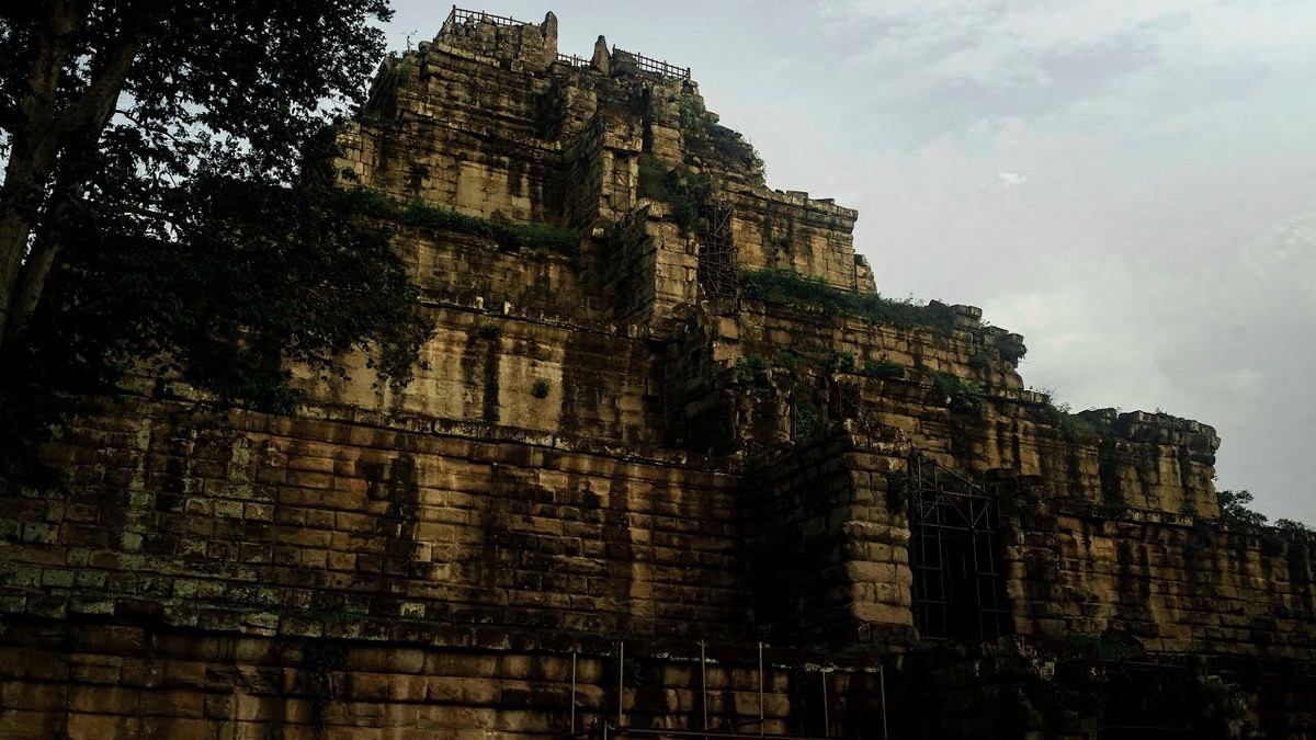 Kinh đô Koh Ker đã bị bỏ hoang chỉ sau 23 năm tồn tại, do vị trí không thuận lợi: nằm giữa khu vực đá vôi cằn cỗi và thiếu nguồn nước trồng trọt, sinh hoạt. Ảnh: Our Travel Soup.