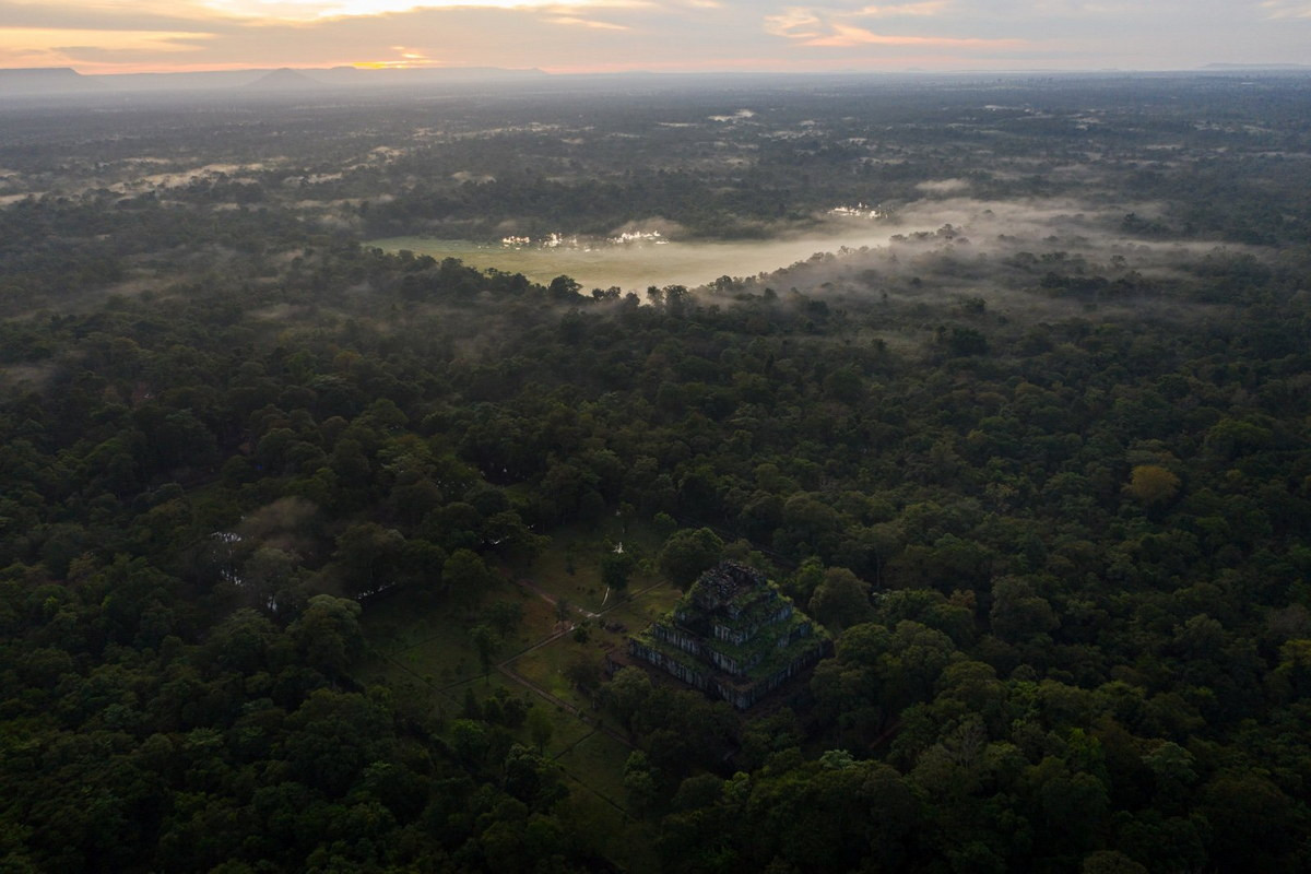 Nằm ở tỉnh Preah Vihear, phía Bắc Campuchia, Koh Ker là kinh đô của vương quốc Khmer từ năm 921-944. Địa điểm này được nhiều người biết đến qua hệ thống di tích đền tháp đồ sộ, trong đó có một ngôi đền hình kim tự tháp nằm ở khu vực trung tâm. Ảnh: All Points East.