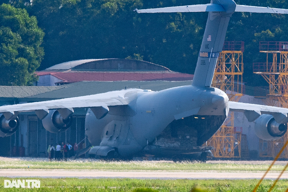 Sau khi vào vị trí bãi đỗ cạnh kho hàng VEACO, chiếc C-17 hạ cửa sau đuôi máy bay, chuẩn bị chuyển nhiều thùng hàng xuống dưới (Ảnh: Mạnh Quân).
