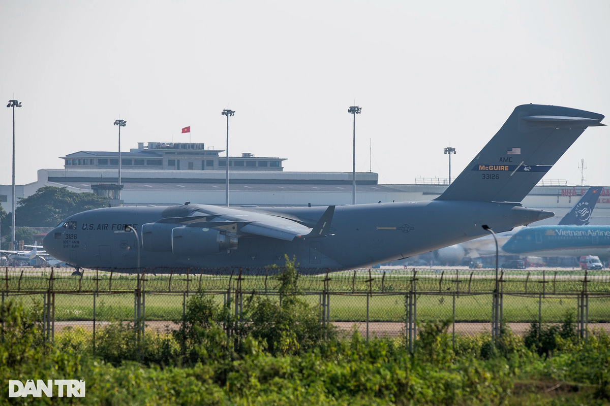 Trước đây, trong chuyến thăm của các Tổng thống Mỹ đến thăm Việt Nam thường có nhiều chuyến máy bay vận tải C-17 đến trước khoảng 10-15 ngày để đưa người, thiết bị, đặc biệt là xe chuyên dụng để phục vụ cho các sự kiện chính của Tổng thống Mỹ (Ảnh: Mạnh Quân).