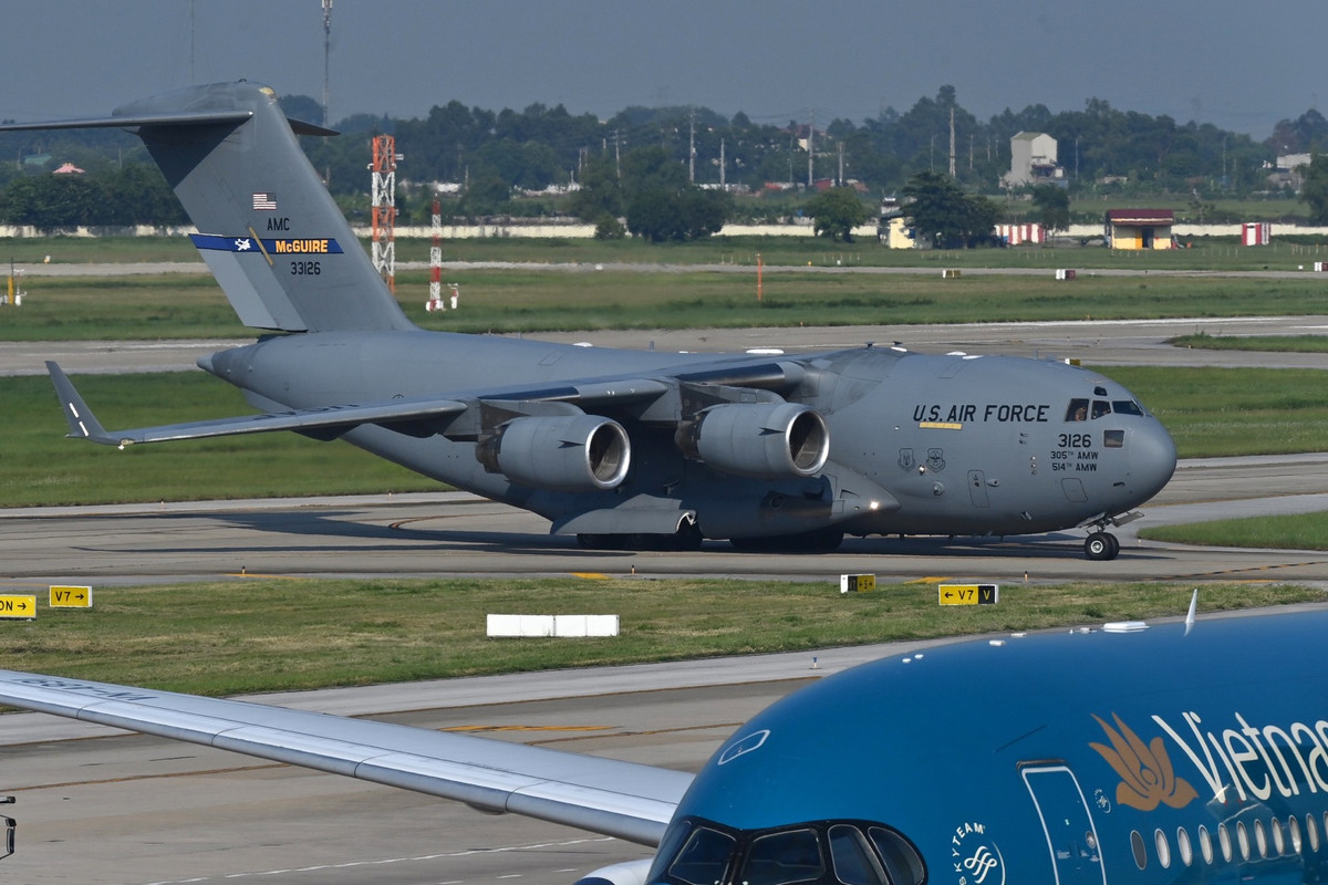 Chiếc máy bay vận tải C-17 của Mỹ lăn trên đường băng vào bãi đỗ (Ảnh: H. G.)