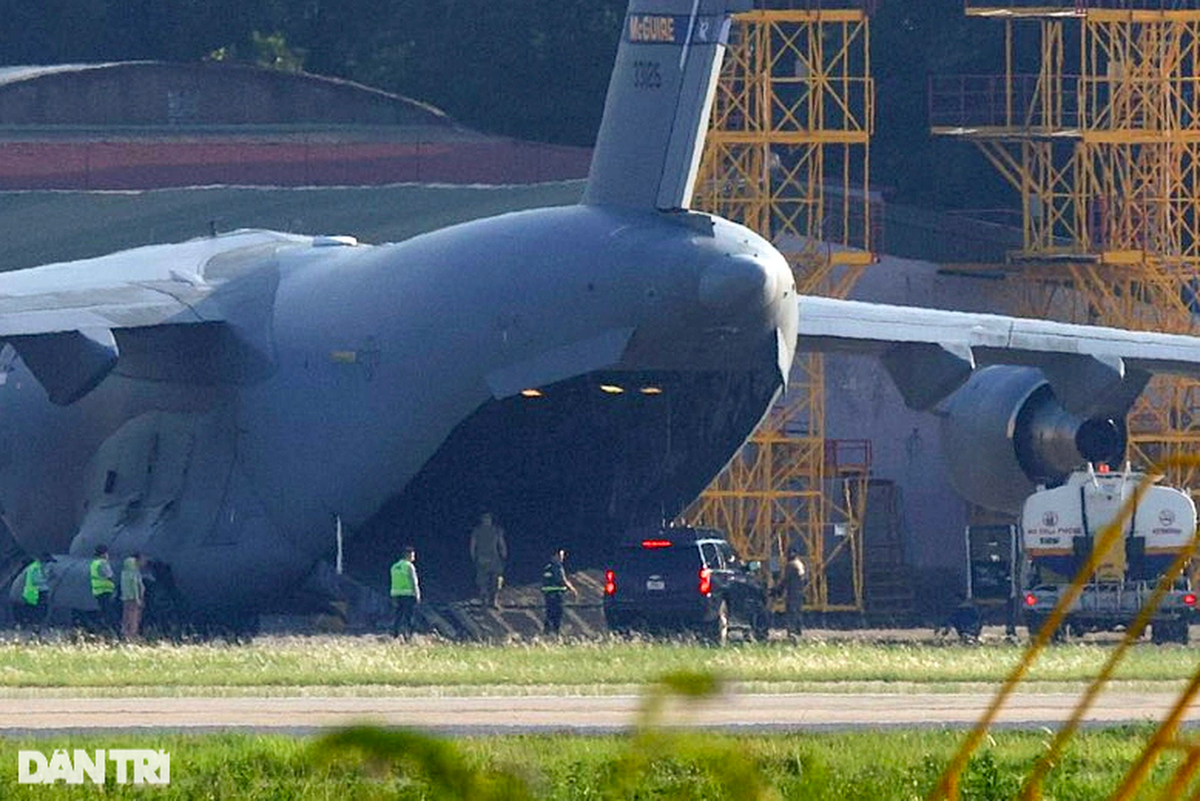# 2 xe ô tô được đưa xuống khỏi khoang chở hàng của chiếc C-17 (Ảnh; Mạnh Quân).