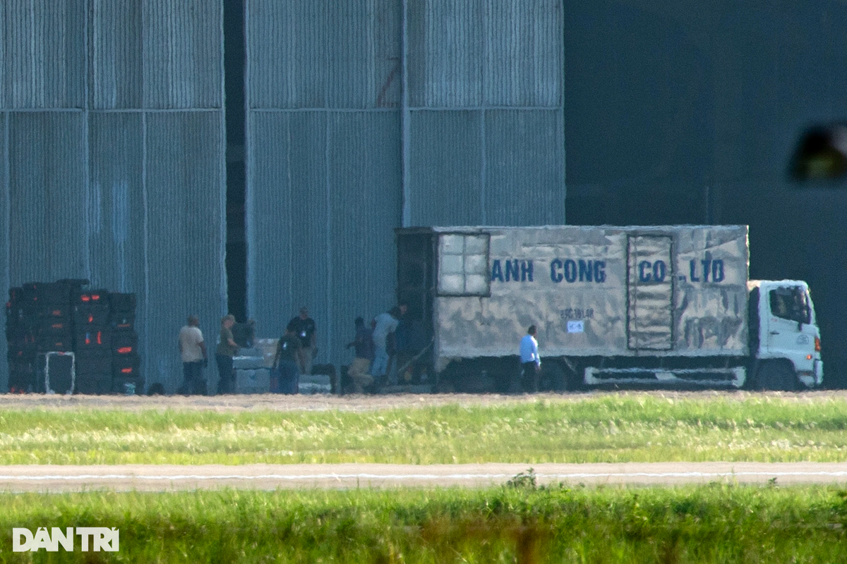 Một số thùng hàng được vận chuyển lên xe tải (Ảnh: Mạnh Quân).