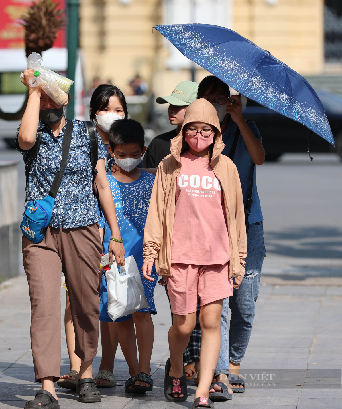 Thời tiết hôm nay khá nắng nóng, nhưng nhiều du khách vẫn đổ về trung tâm Hà Nội vui chơi. Đặc biệt là khu vực hồ Gươm, nhà thờ Lớn.