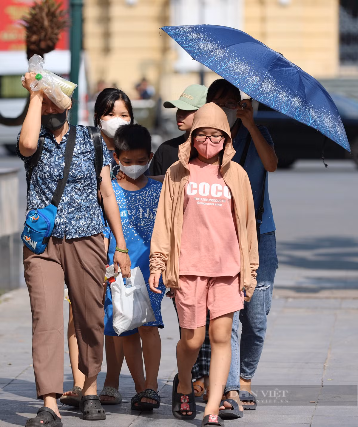 Thời tiết hôm nay khá nắng nóng, nhưng nhiều du khách vẫn đổ về trung tâm Hà Nội vui chơi. Đặc biệt là khu vực hồ Gươm, nhà thờ Lớn.