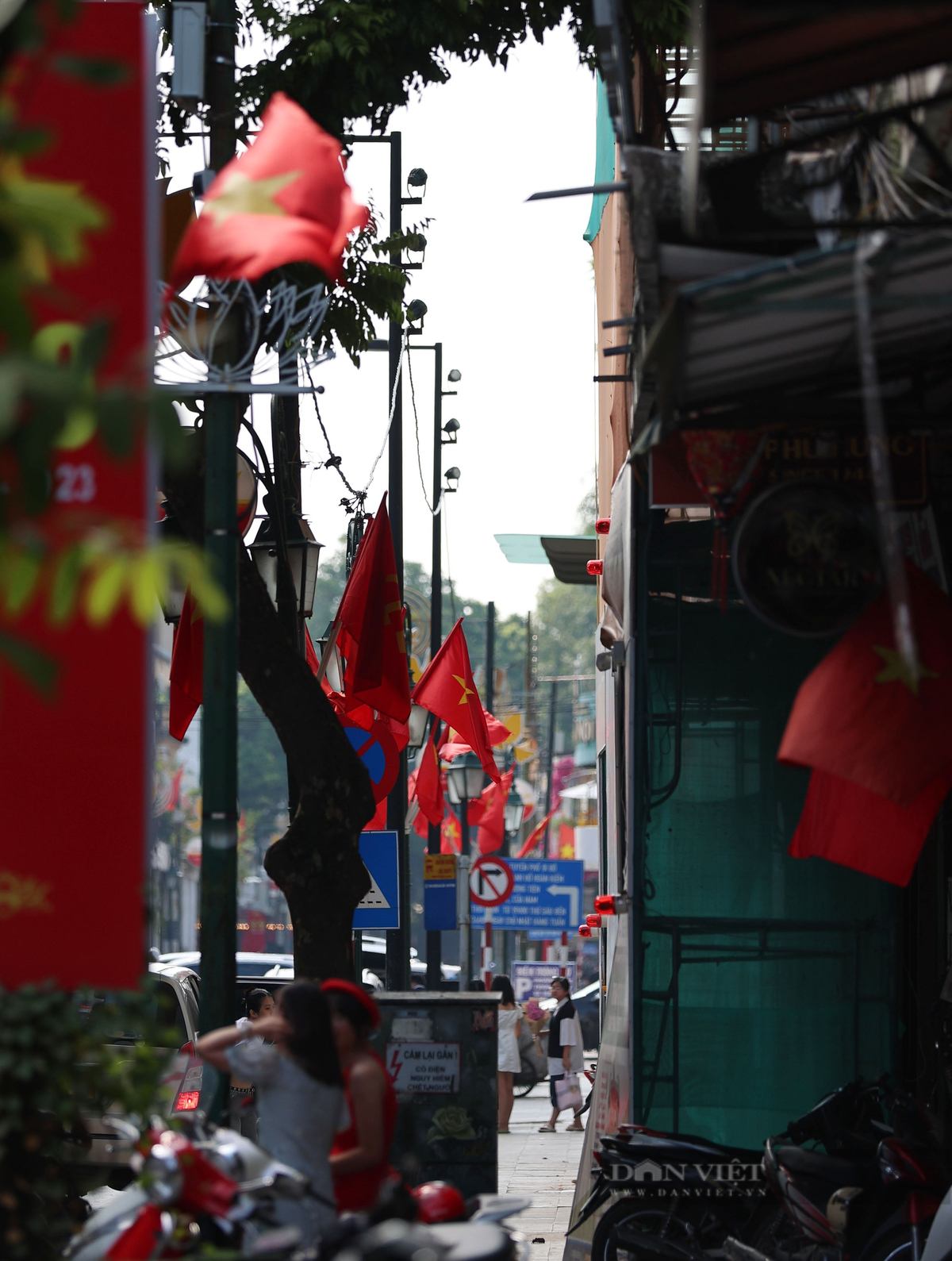 Con phố Tràng Tiền nổi tiếng Hà Nội với cờ đỏ sao vàng tung bay phấp phới.