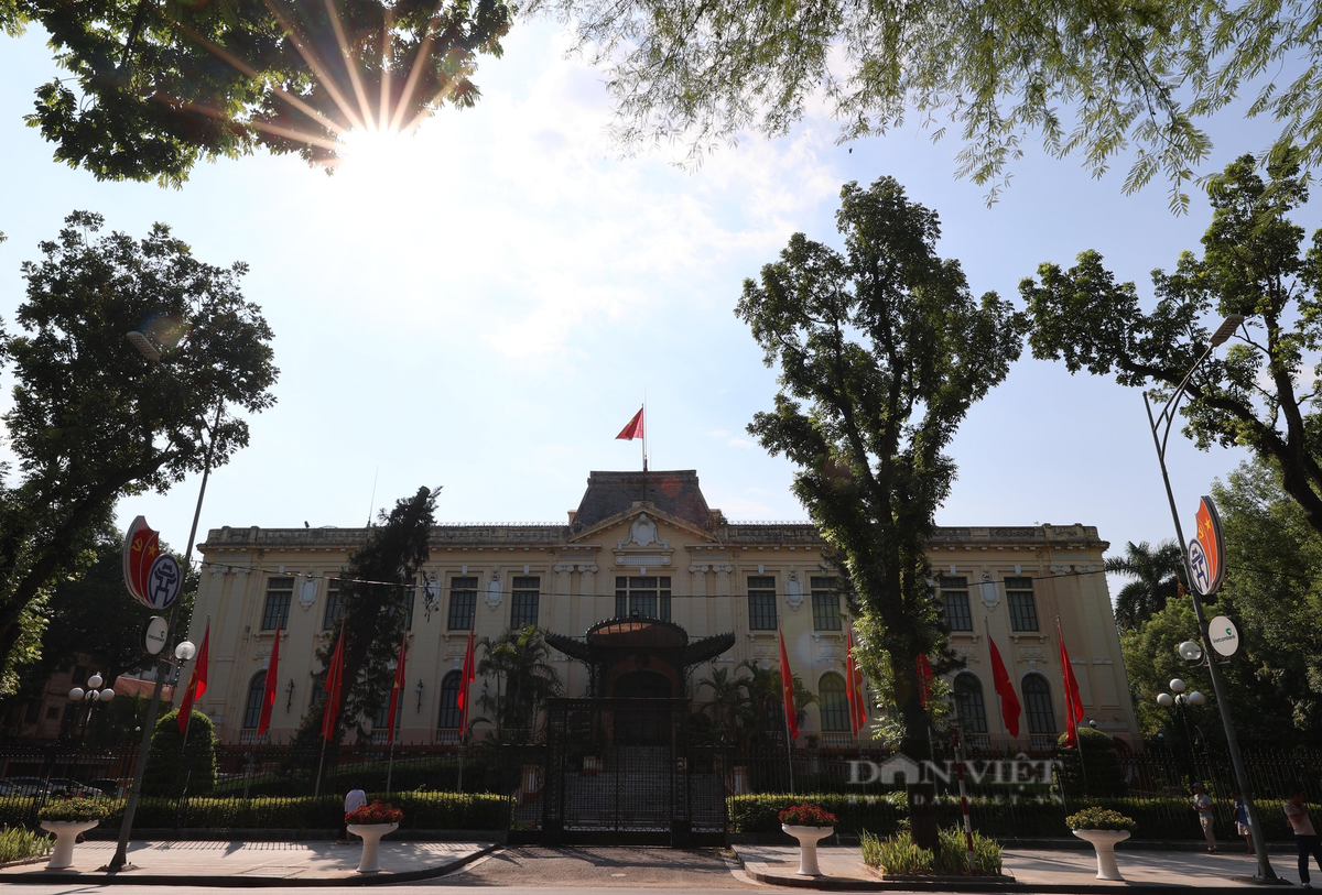 Cờ đỏ sao vàng tung bay trên nóc tòa nhà Bắc Bộ phủ nơi ghi dấu cuộc Tổng khởi nghĩa giành chính quyền (19/8/1945) của nhân dân Thủ đô, cũng là nơi Chủ tịch Hồ Chí Minh từng sống, làm việc sau Cách mạng Tháng Tám cho đến ngày Toàn quốc kháng chiến.