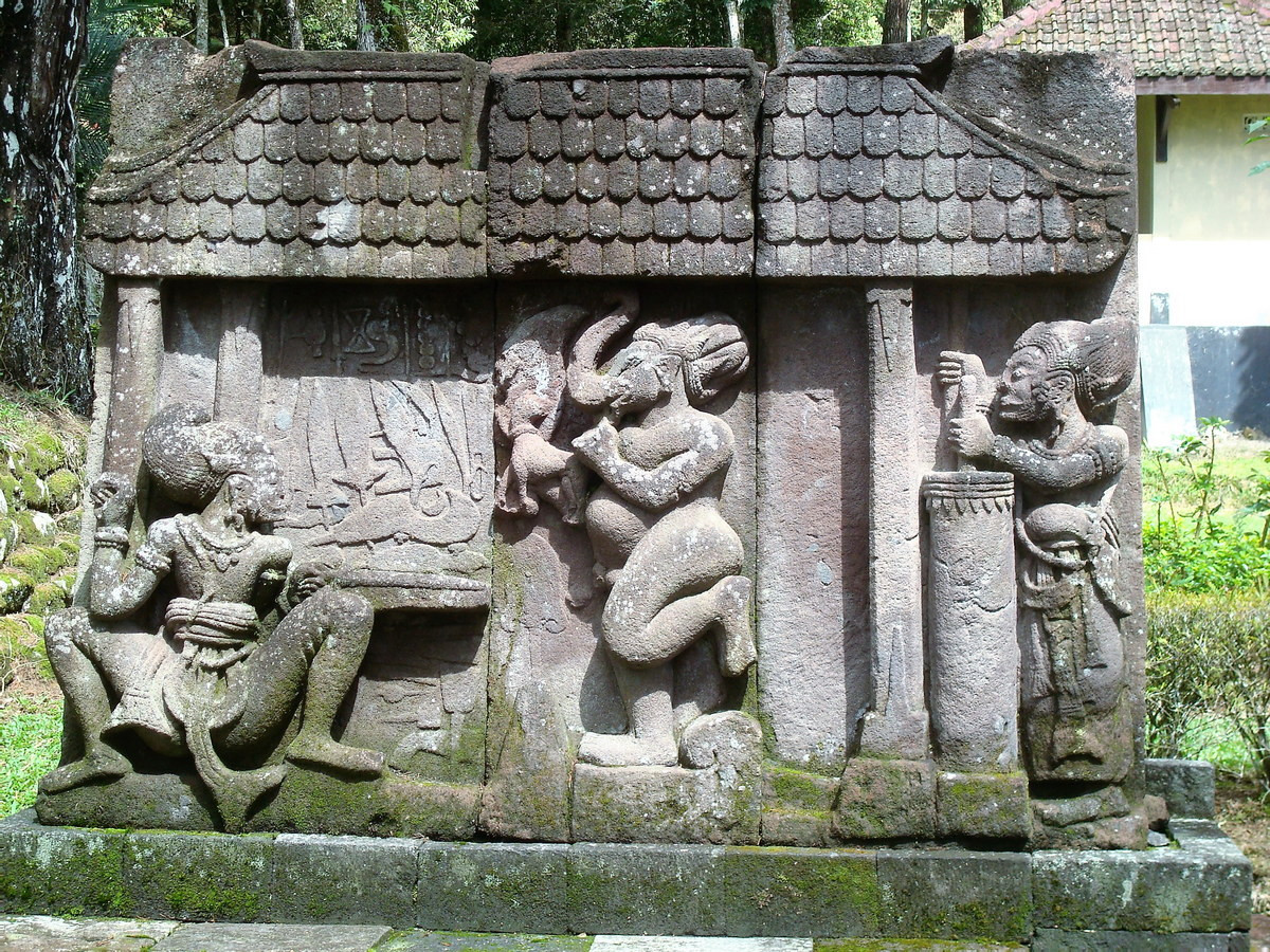 Ngoài kiến trúc kim tự tháp, đền Candi Sukuh còn sở hữu một hệ thống các tác phẩm điều khắc rất sinh động, mang các chủ đề đời sống, thần tiên và năng lực sinh sản của con người. Ảnh: Wikimedia Commons.