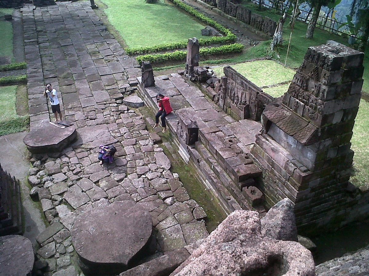 Ngôi đền này được tái phát hiện vào thế kỷ 19 bởi nhà thám hiểm nổi tiếng người Anh Thomas Raffles. Ảnh: Ceritanina.