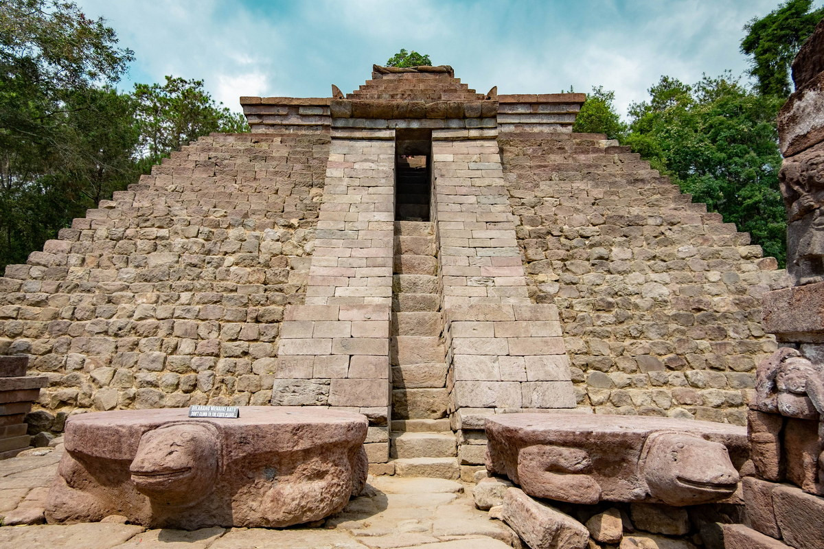 Dù từng là một trung tâm của đạo Hindu trong khu vực, đền Candi Sukuh đã bị bỏ phế từ thế kỷ 16, khi người Hồi giáo kiểm soát đảo Java. Ảnh: Travelingyuk.com.