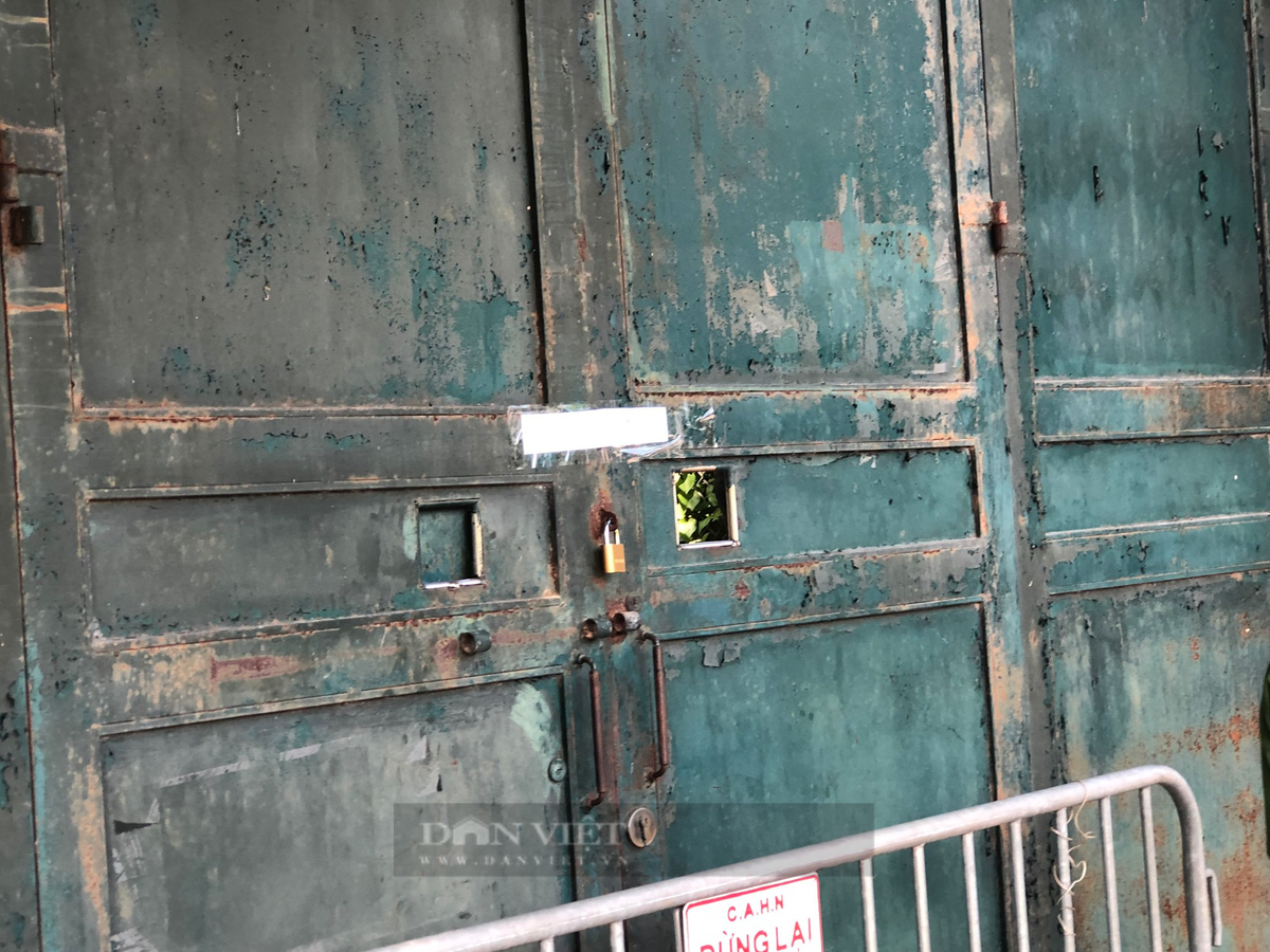 Hiện trường nơi xảy ra vụ việc sau đó được khóa trái, dán niêm phong.