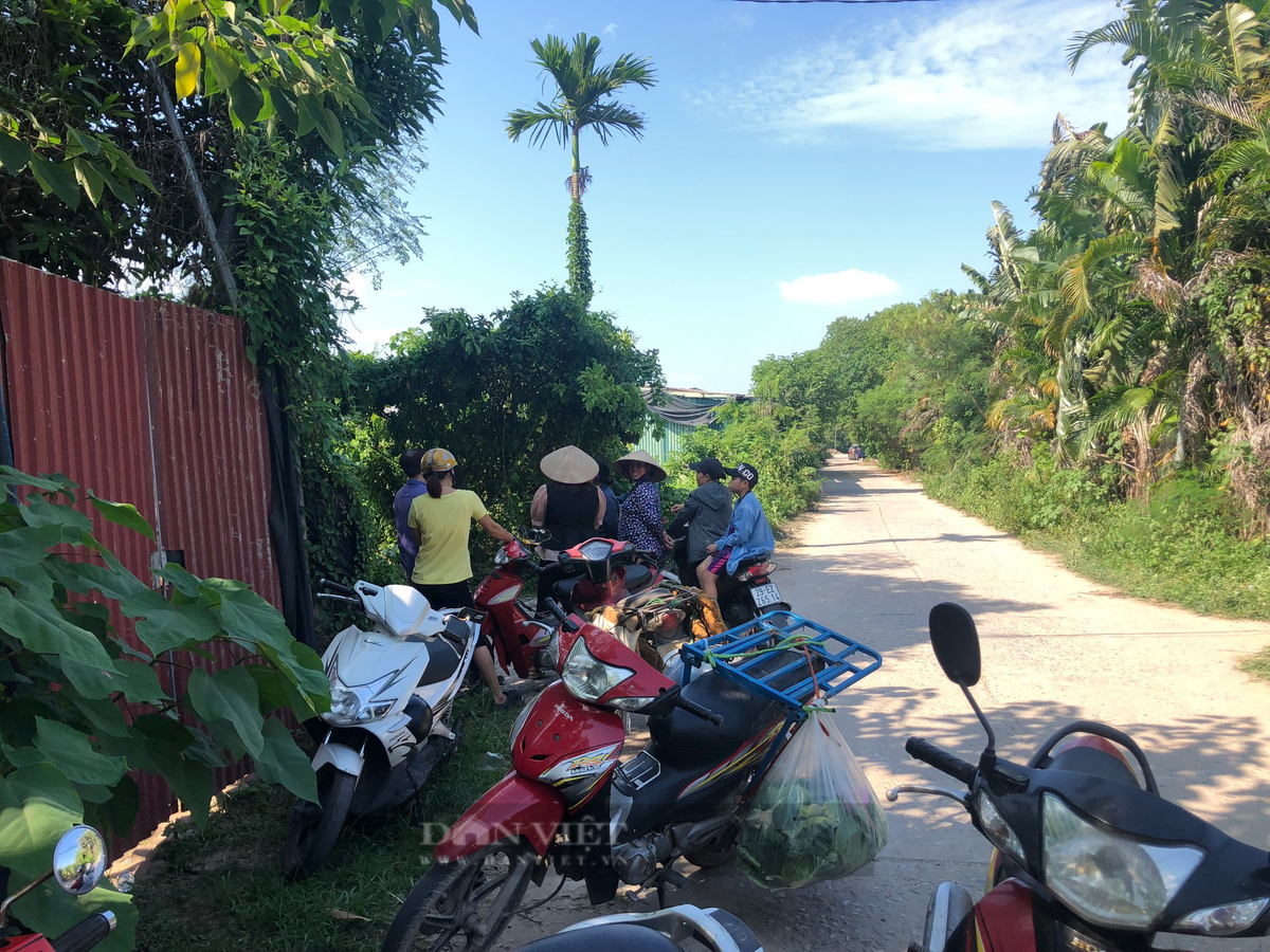 Nhiều người dân quanh đây cho biết họ rất bàng hoàng sau khi biết tin. "Tôi bủn rủn tay chân khi nghe tin cả 4 người trong gia đình anh H. tử vong", một hàng xóm cho biết.