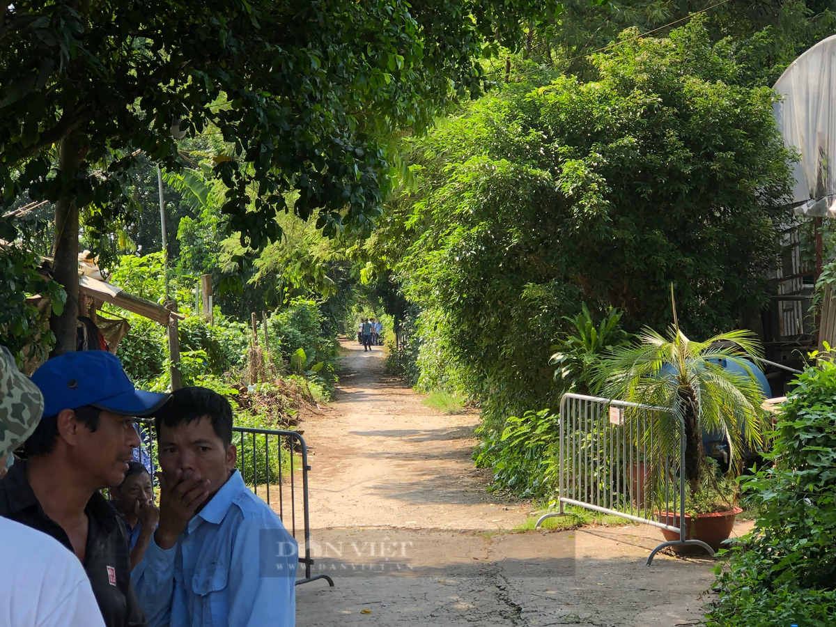 Theo hàng xóm tại đây, sáng cùng ngày, người dân phát hiện anh N.V.H. (SN 1978) cùng vợ và 2 con tử vong tại nhà riêng. Anh H. tử vong trong tư thế treo cổ.