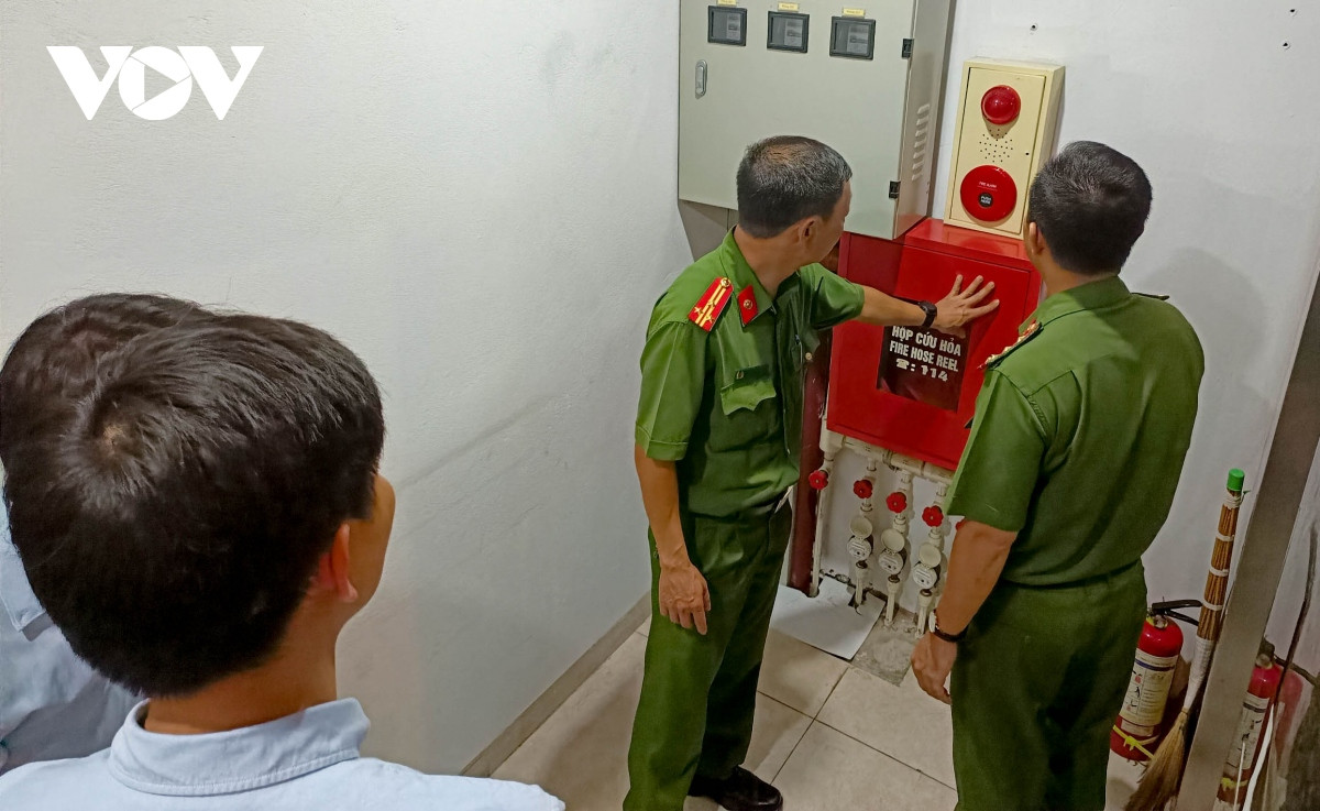 Cũng theo đại diện đoàn kiểm tra liên ngành, về cơ bản. chủ cơ sở đã chấp hành các quy định về bảo đảm an toàn PCCC, buổi kiểm tra cũng mang ý nghĩa tuyên truyền cho người thuê trọ tại đây nâng cao ý thức về PCCC.