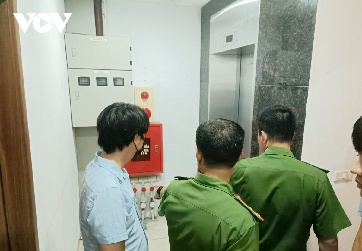 Tuy nhiên, cầu thang bộ là cầu thang hở nên khi xảy ra hoả hoạn khói sẽ bay lên các tầng cao. Do đó, đoàn liên ngành yêu cầu chủ nhà và đơn vị quản lý cần có biện pháp để đảm bảo ngăn khói.