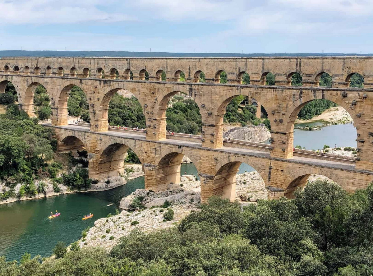 Hệ thống này được xây dựng trong khoảng từ năm 40-60 SCN. Điều này được xác định dựa trên những mảnh vỡ đồ gốm còn sót lại ở công trình, cùng với một số dấu tích khác. Ảnh: Lions in the Piazza.