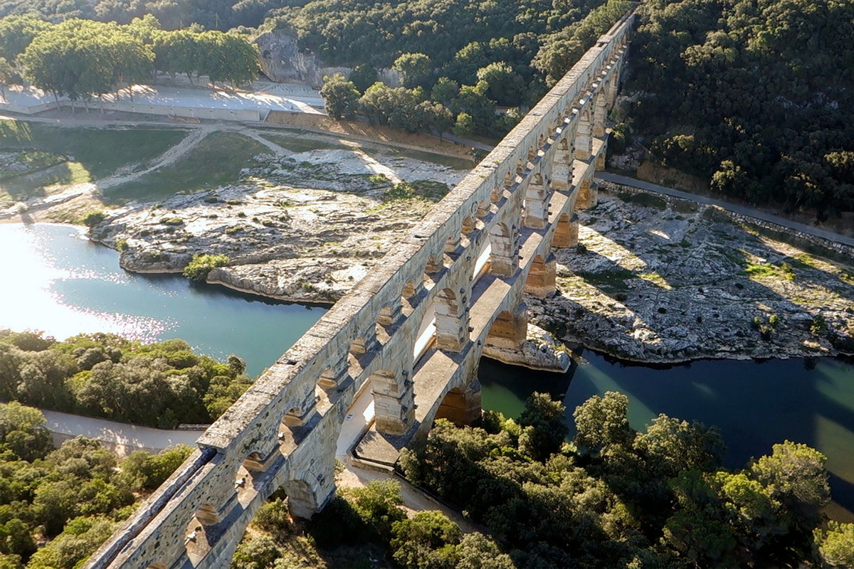 Ống dẫn nước nằm trên đỉnh của tầng thứ ba, có chiều rộng 1,2 mét, cao 1,85 mét, xây từ các phiến đá dày 0,85 mét. Hệ thống này được bao bọc bởi các phiến đá lát dày 0,35 mét, rộng 1 mét và dài 3,65 mét. Ảnh: Tiqets.