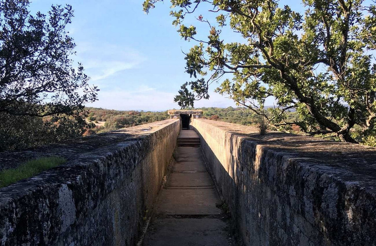 Do nguồn nước chỉ cao hơn các bể chứa của thành phố Nîmes 12 mét nên công trình dẫn nước phải được tính toán cực kì cẩn thận để được xây dựng với độ nghiêng đáng kinh ngạc là 34 cm/1 km chiều dài, trên địa hình uốn khúc qua nhiều ngọn đồi và thung lũng. Ảnh: Own Your Days.