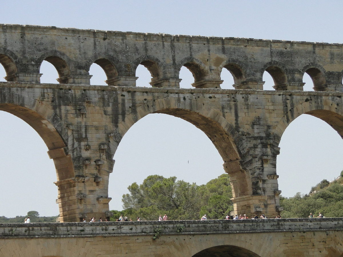 Từ thế kỉ 19, cây cầu tuổi đời hai thiên niên kỷ được nhìn nhận như một di tích lịch sử quan trọng của nước Pháp và được tu sửa vào các năm 1834, 1855-1857. Ảnh: Henry Warner.