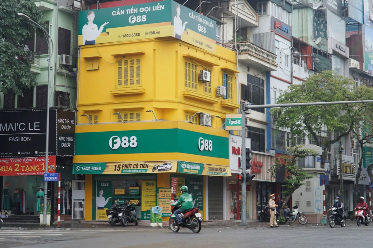 Chuoi cam do duoc hoa hau Mai Phuong Thuy mua trai phieu lan dau bao lo