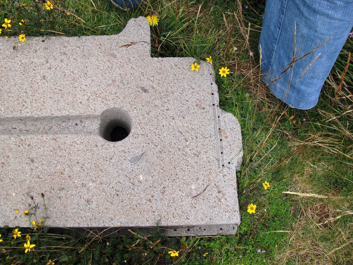 Nhiều tảng đá ở nơi đây có bề mặt láng mịn như tờ giấy, với các đường rãnh thẳng tắp có độ sâu đồng đều tuyệt đối và các lỗ khoan chuẩn xác có đường kính chỉ vài mm. Ảnh: Medium.