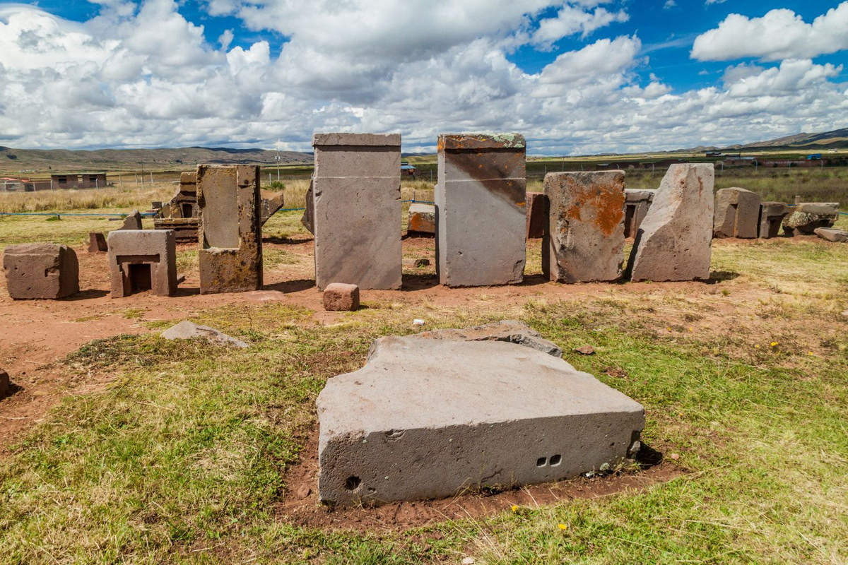 Có ý kiến cho rằng, xét về độ phức tạp và đòi hỏi kỹ thuật cao của công trình thì các kim tự tháp ở Ai Cập cổ đại quá đơn giản so với phế tích ở Puma Punku. Ảnh: RJ Travel Agency.