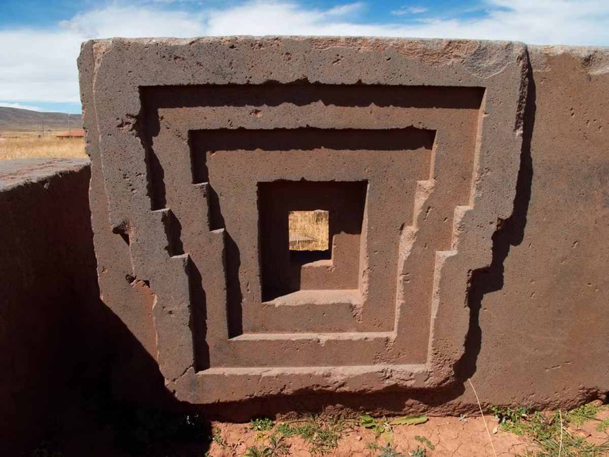 Tuy nhiên, những khối đá ở Puma Punku lại được cắt xẻ và khắc chìm một cách hoàn hảo đến mức khó tin. Ảnh: Infobae.