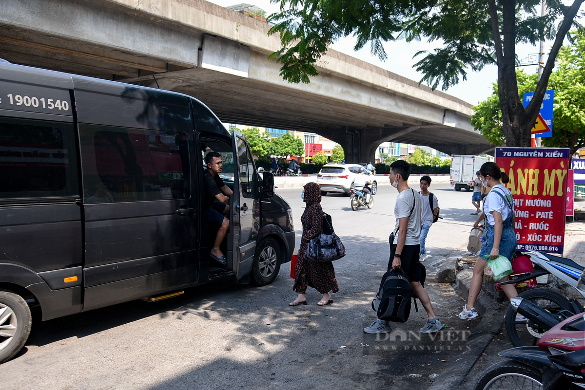 Ghi nhận tại đường Nguyễn Xiển cũng có khá nhiều người dân lựa chọn đặt xe về muộn so với lịch nghỉ.