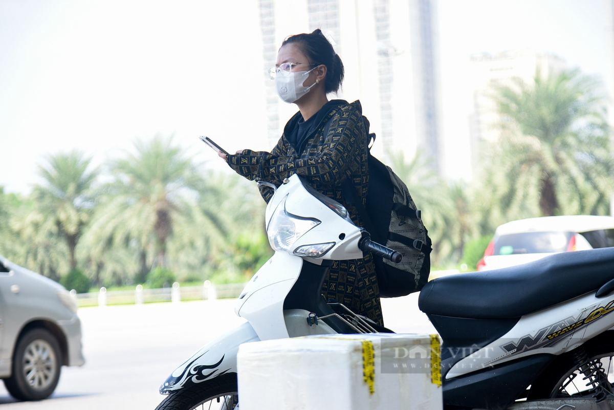 Bạn Lê Hồng Minh (quê Hải Phòng) chia sẻ: "Vé xe mình đặt từ 10 ngày trước nên không tăng giá, mình chỉ lo nhu cầu về quê đông, xe khách sẽ nhồi nhét''.