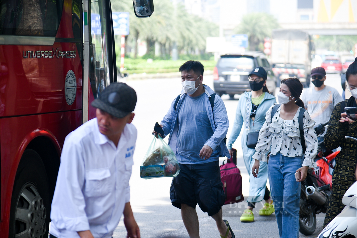 Sau khi xe đến, người dân vội vàng chạy lên xe để mong có thể tìm được chỗ ngồi tốt nhất cho chuyến đi.