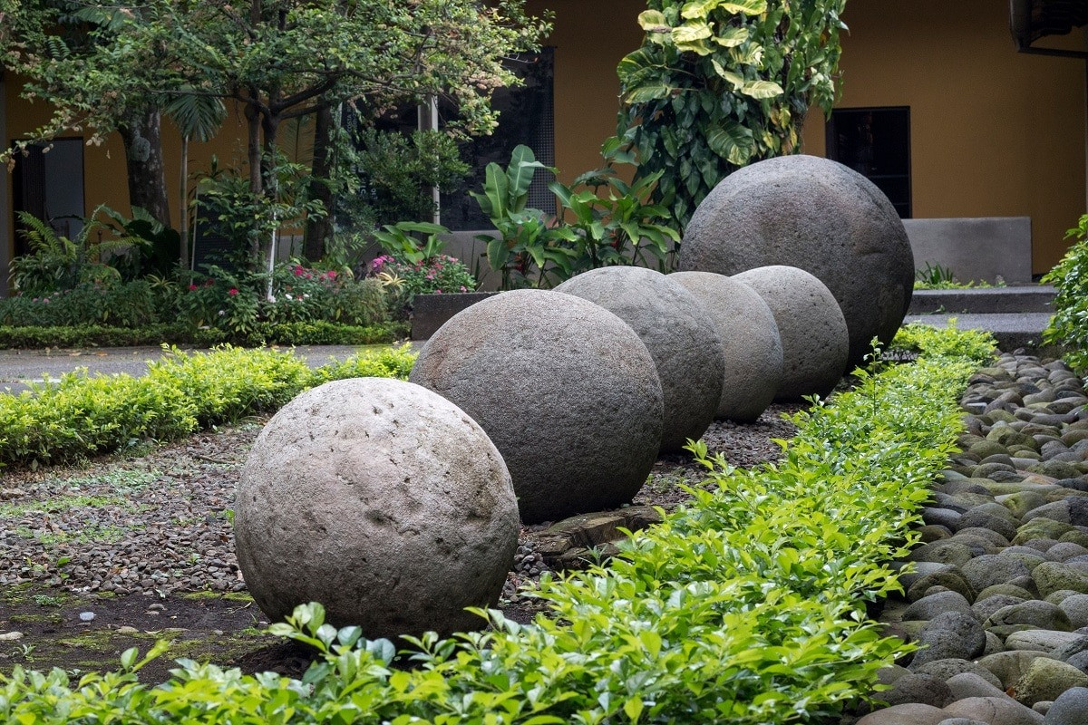 Những khối đá hình cầu này có kích thước đa dạng, với đường kính nhỏ nhất chỉ vài cm cho đến lớn nhất là hơn 2 mét và nặng tới 18 tấn. Ảnh: Greenway Nature Tours.