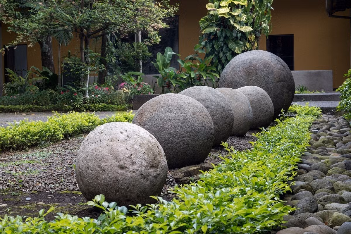 Những khối đá hình cầu này có kích thước đa dạng, với đường kính nhỏ nhất chỉ vài cm cho đến lớn nhất là hơn 2 mét và nặng tới 18 tấn. Ảnh: Greenway Nature Tours.