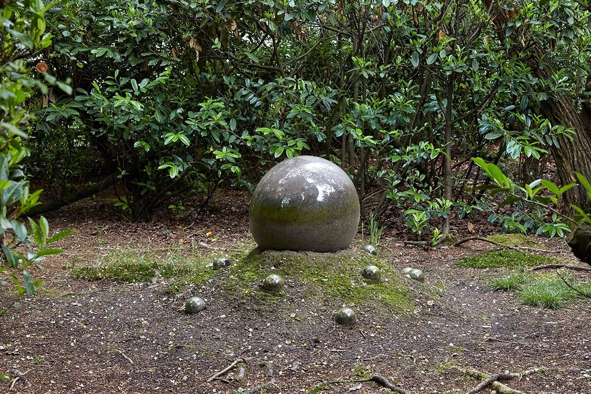 Dựa trên những tư liệu lịch sử của người bản địa, có thể phỏng đoán rằng đây là những viên đá tượng trưng cho các tinh tú trong một hệ thống lịch thiên văn cổ xưa. Ảnh: Brooke Benington.