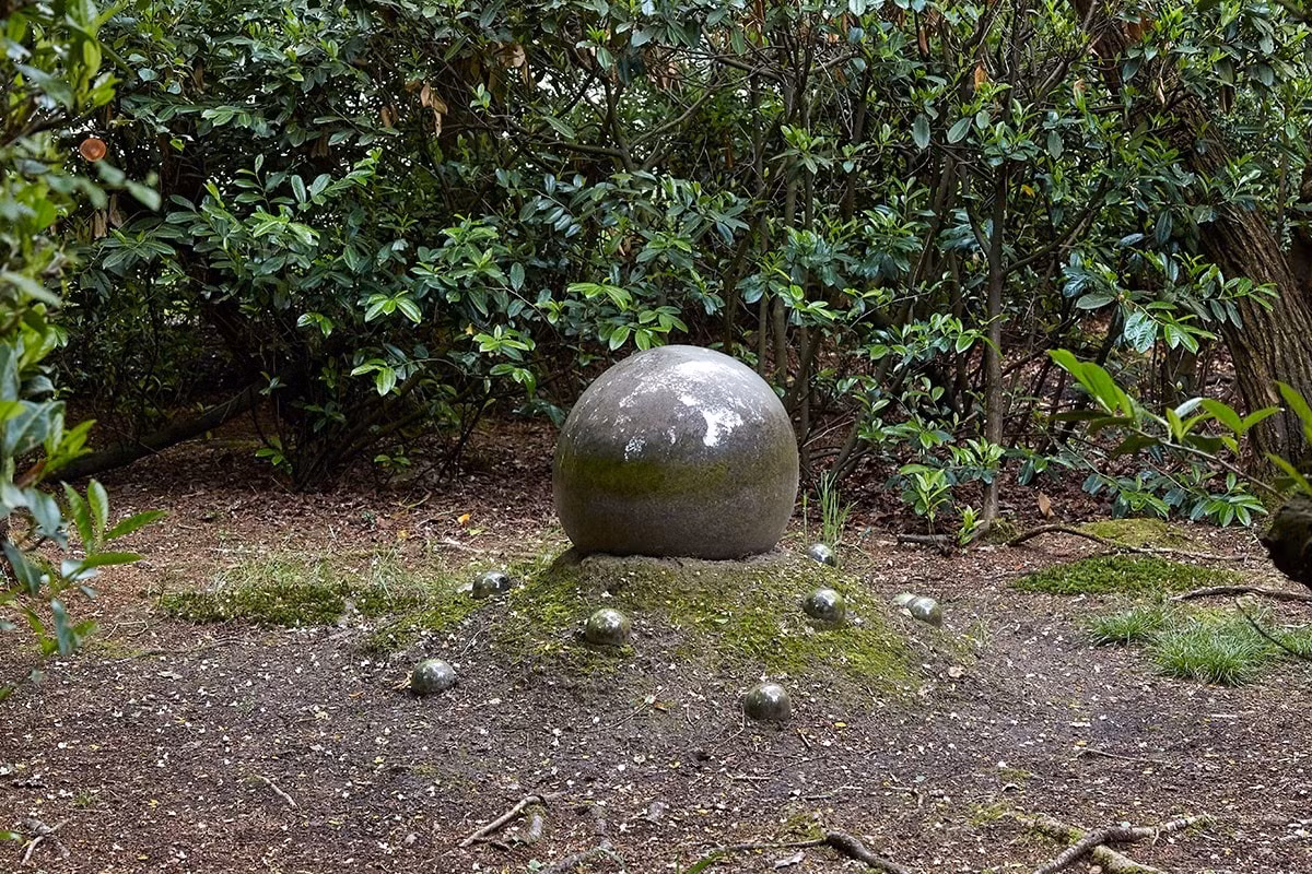 Dựa trên những tư liệu lịch sử của người bản địa, có thể phỏng đoán rằng đây là những viên đá tượng trưng cho các tinh tú trong một hệ thống lịch thiên văn cổ xưa. Ảnh: Brooke Benington.