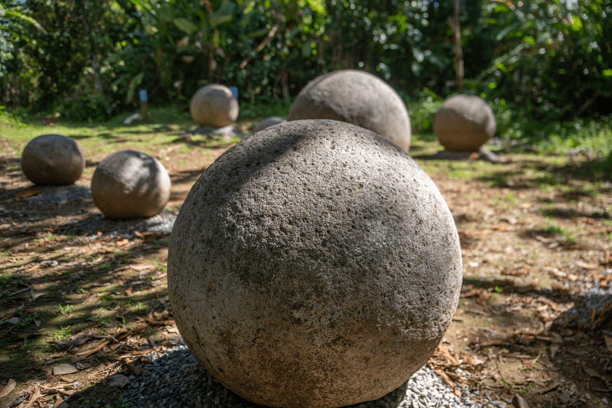 Những quả cầu đá này được biết đến từ thập niên 1930, khi nhân viên công ty United Fruit khai khẩn khu rừng nhiệt đới Costa Rica để trồng chuối. Họ tìm thấy rất nhiều quả cầu đá lớn bị chôn vùi trong đất và tiến hành khai quật. Ảnh: Itchy-feet-travels.com.