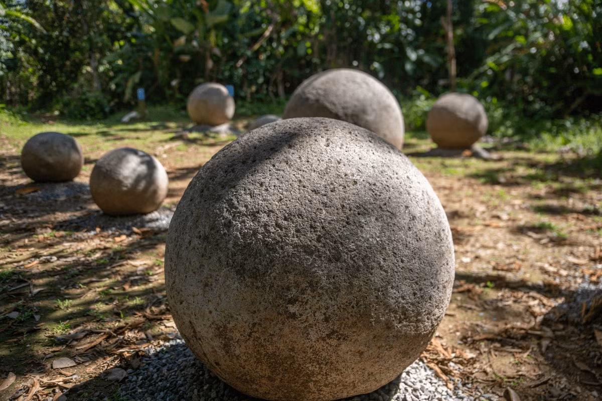 Những quả cầu đá này được biết đến từ thập niên 1930, khi nhân viên công ty United Fruit khai khẩn khu rừng nhiệt đới Costa Rica để trồng chuối. Họ tìm thấy rất nhiều quả cầu đá lớn bị chôn vùi trong đất và tiến hành khai quật. Ảnh: Itchy-feet-travels.com.