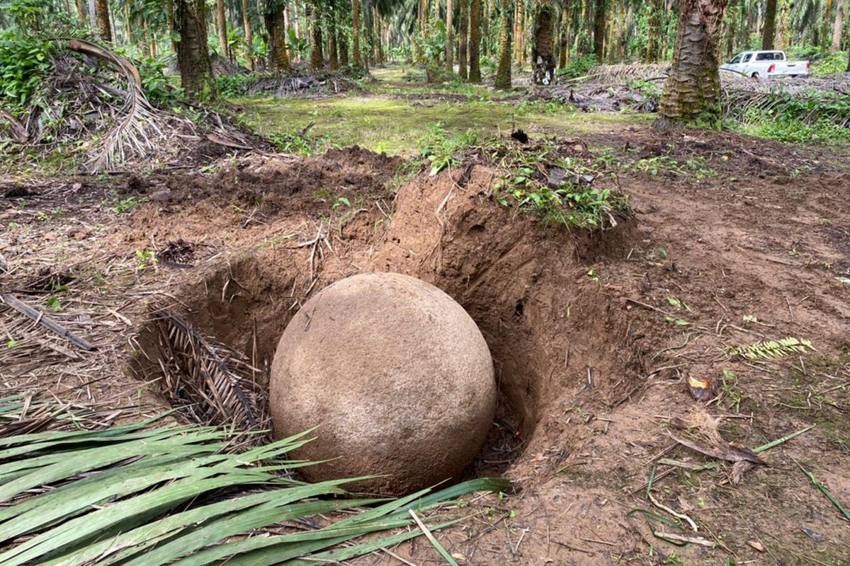 Theo các nhà khoa học, vẫn còn rất nhiều quả cầu đá như vậy bị chôn vùi trong lòng đất ở Costa Rica. Ảnh: The Costa Rica Daily.