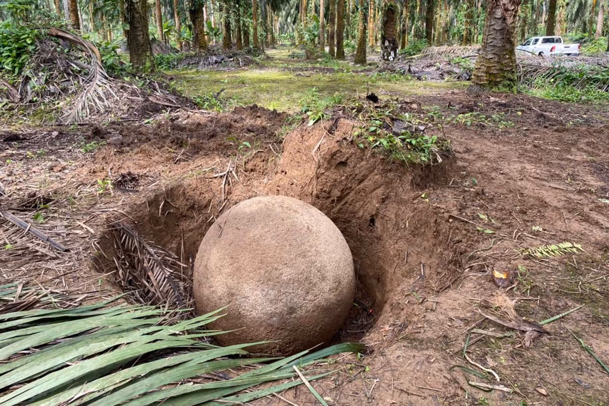 Theo các nhà khoa học, vẫn còn rất nhiều quả cầu đá như vậy bị chôn vùi trong lòng đất ở Costa Rica. Ảnh: The Costa Rica Daily.