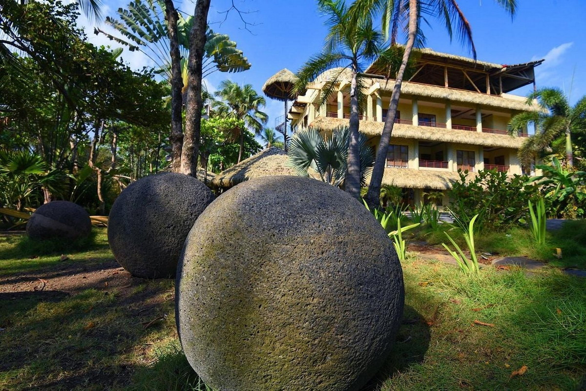 Có cả các ý kiến liên kết chúng với lục địa bị mất của Atlantis, thạch trụ Stonehenge ở nước Anh, những cái đầu đá khổng lồ trên đảo Phục Sinh, hoặc thậm chí có mối liên hệ với người ngoài hành tinh. Ảnh: Puntarenas.