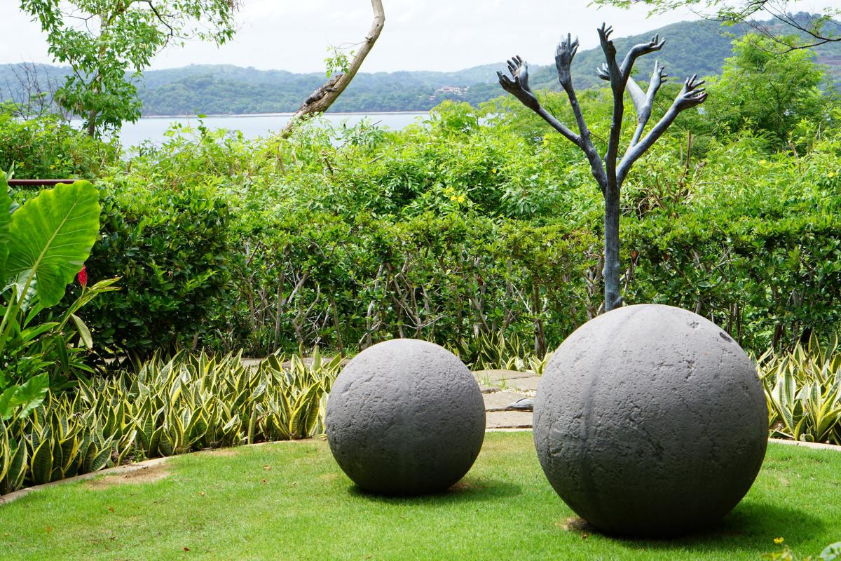 Nhiều quả cầu được làm từ loại đá núi lửa rất cứng và tròn đều một cách hoàn hảo. Điều này khiến các nhà nghiên cứu ngạc nhiên, vì không biết người xưa đã chế tác chúng kiểu gì khi chưa có các kỹ thuật tiên tiến. Ảnh: DX News.