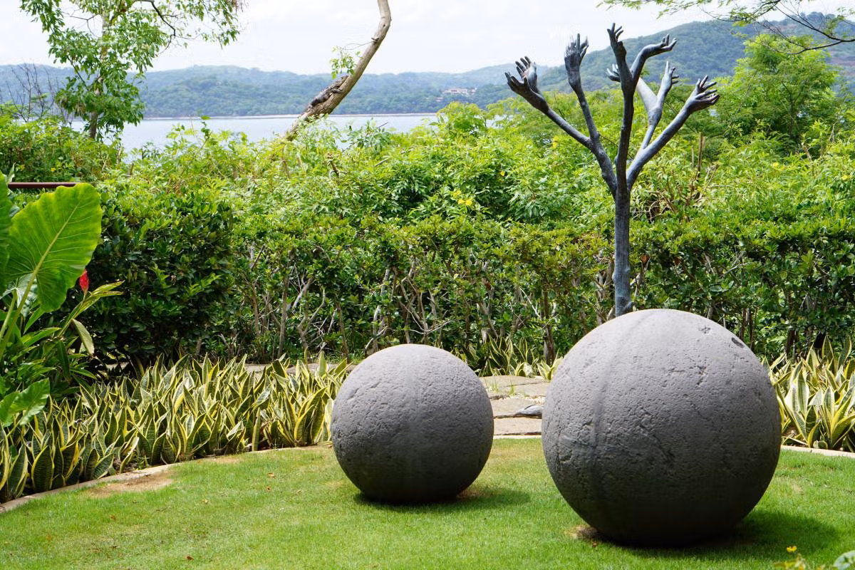 Nhiều quả cầu được làm từ loại đá núi lửa rất cứng và tròn đều một cách hoàn hảo. Điều này khiến các nhà nghiên cứu ngạc nhiên, vì không biết người xưa đã chế tác chúng kiểu gì khi chưa có các kỹ thuật tiên tiến. Ảnh: DX News.