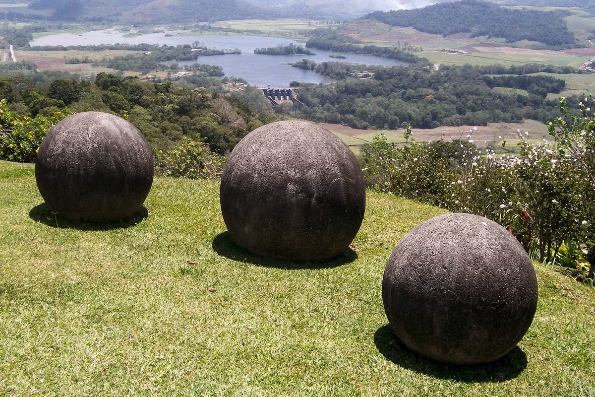 Kể từ đó đến nay, đã có trên 300 quả cầu đá được khai quật, chủ yếu nằm ở xung quanh khu vực đồng bằng sông Diquis. Theo giám định, chúng có niên đại trải dài từ thế kỷ thứ 4 đến thế kỷ 16. Ảnh: Central datacore.