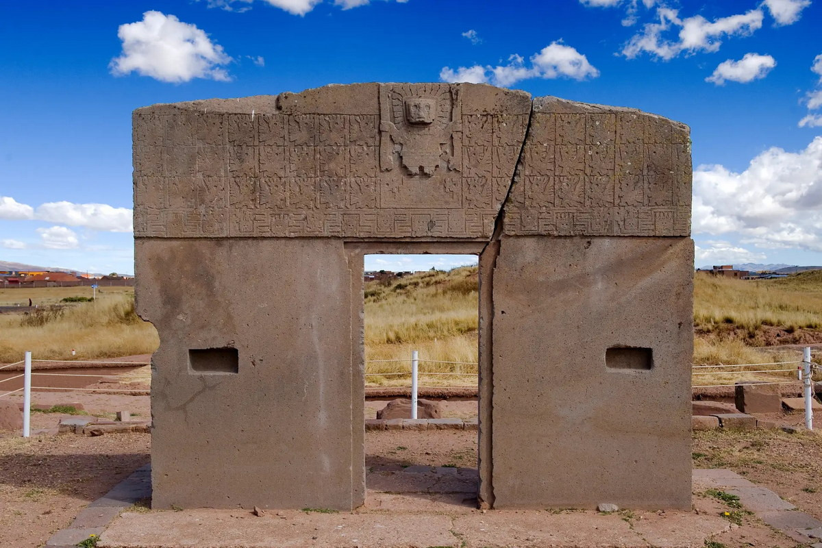 Cổng Mặt trời là một công trình nổi bật khác. Cánh cổng có hình chữ nhật, được đục đẽo từ một phiến đá nguyên khối nặng 45 tấn, phía trên khắc các biểu tượng thần linh của người Tiwanaku xưa kia. Ảnh: Bolivia Tours.